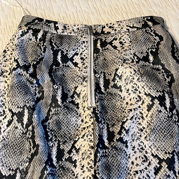 Faux snake skin skirt - Picture 2 of 4